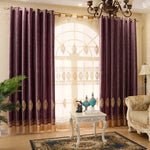 Rideaux élégants avec motifs dorés pour salon raffiné, parfaits pour ajouter une touche de sophistication à votre intérieur. Design luxueux avec détails décoratifs, s'harmonisant avec différents styles de décoration. Idéal pour créer une ambiance chaleureuse et accueillante dans votre espace de vie.