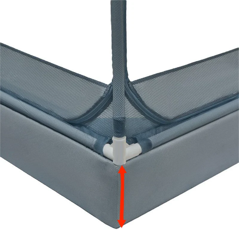 Cette image montre le mécanisme de pliage d'un sac de transport, avec un détail en gros plan sur le système de connexion.