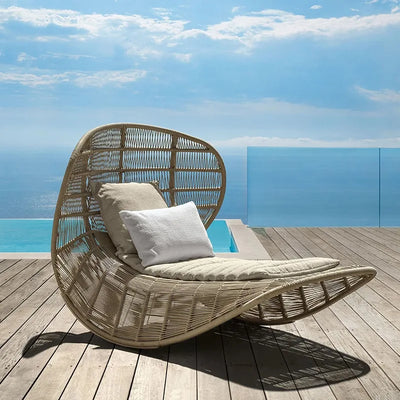 Canapé-lit rotin inclinable blanc sur terrasse moderne