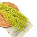 décoration intérieure plumes artificielles violet vert blanc orange jaune rose pâle naturel boho anniversaire