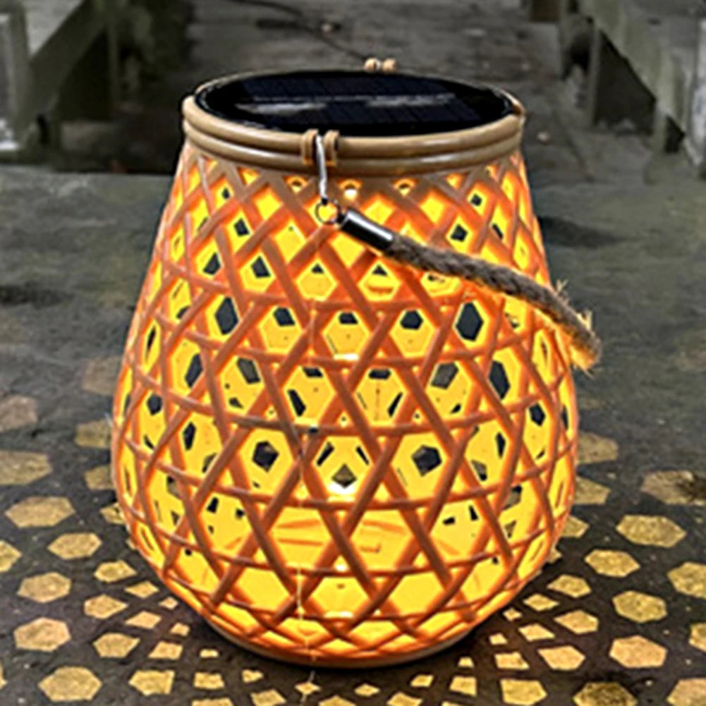 Lanterne solaire étanche IP44 sous la pluie