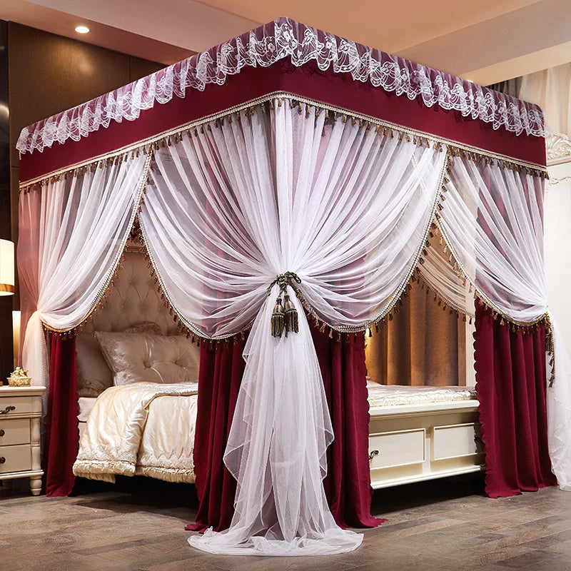 Impressionnant baldaquin de lit aux rideaux ornés de dentelle blanche et de velours pourpre, créant une atmosphère luxueuse et romantique dans cette chambre élégante.