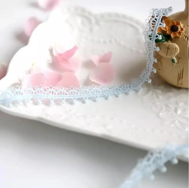 accessoires decoratifs oiseau lapin crocodile motif floral rubans dentelles couleur dorée beige violet rose