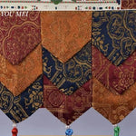 tapisserie décorative bouddhiste brodée motifs religieux ornements floraux pompons clips métalliques bleu rouge or