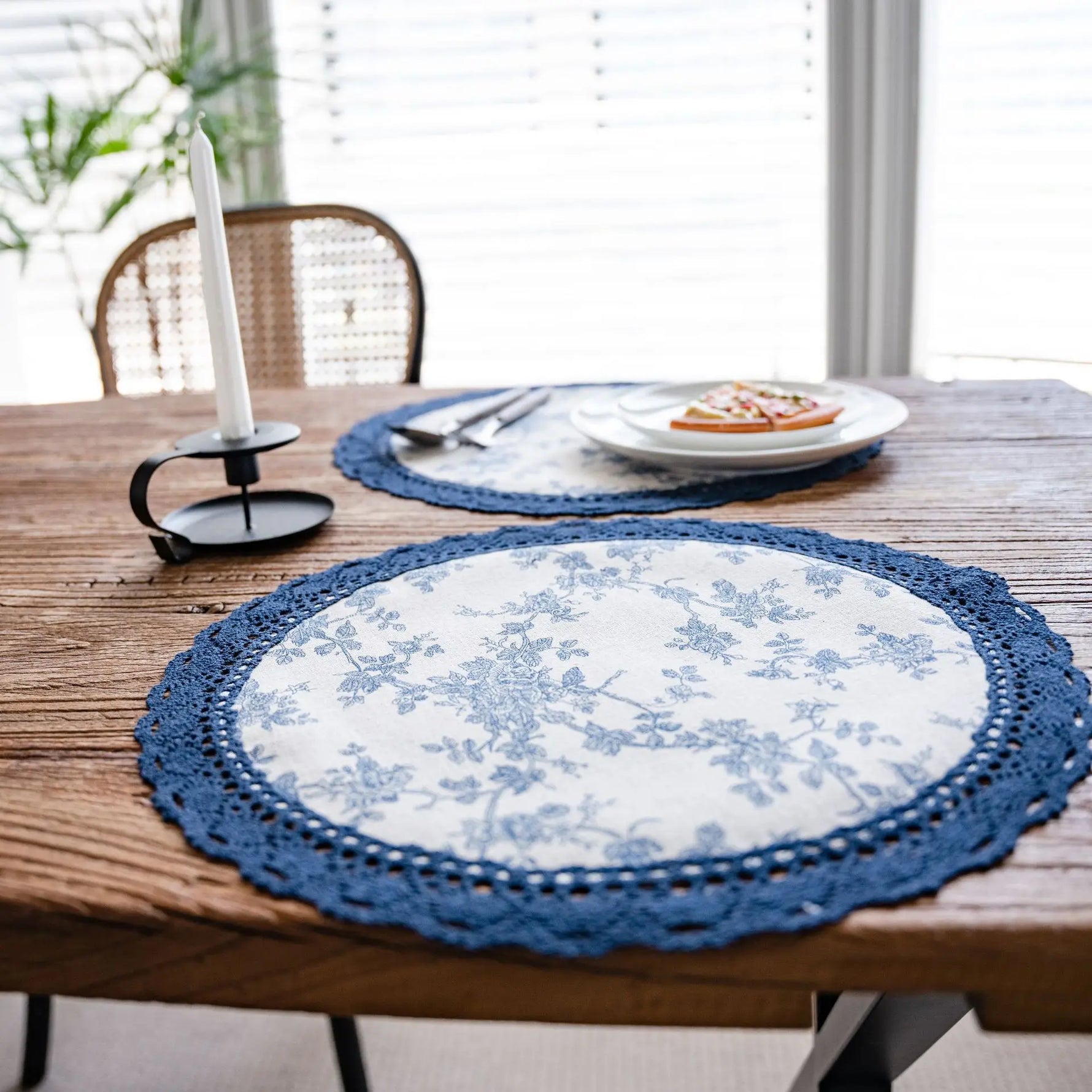 Chemin de table blanc fleurs bleues