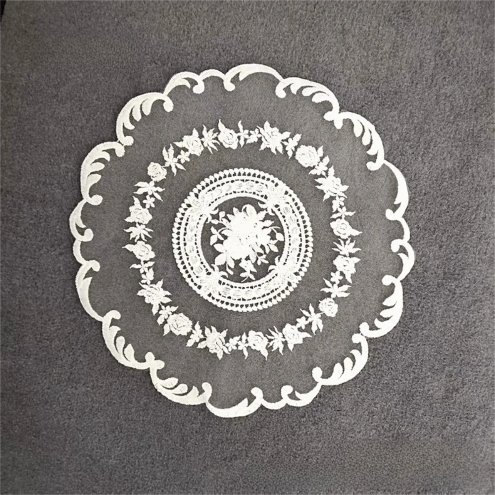 nappe table décorative brodée dentelle fleur rose motif circulaire vintage shabby chic semi transparent