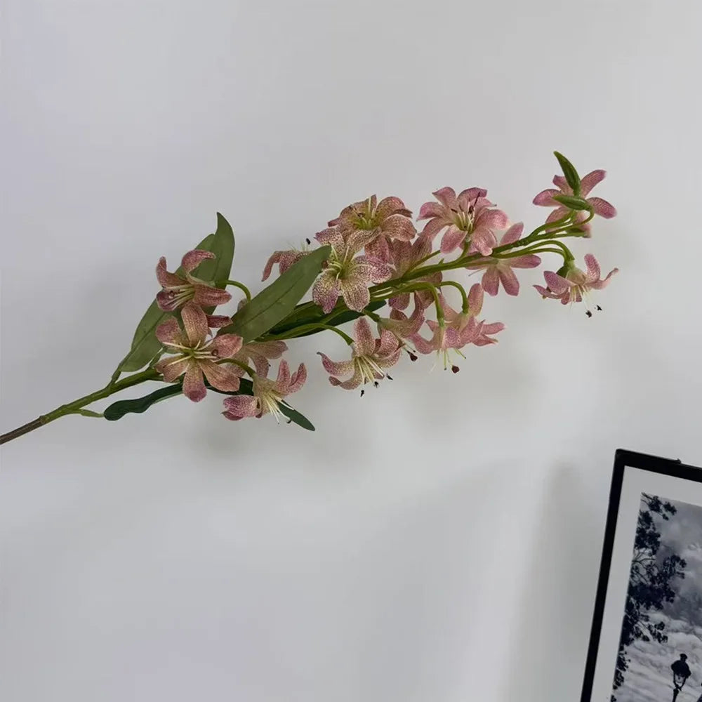 décoration intérieure moderne bouquet fleurs artificielles violet rose blanc jaune vase rectangulaire