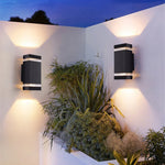 Applique murale LED extérieure IP65 double tête en gris éclairant une véranda