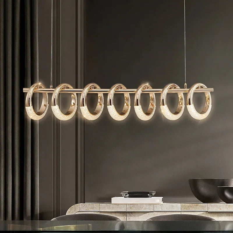 lampe suspendue dorée contemporaine effet miroir chaînes brillance éléganteintérieur salon cuisine doré