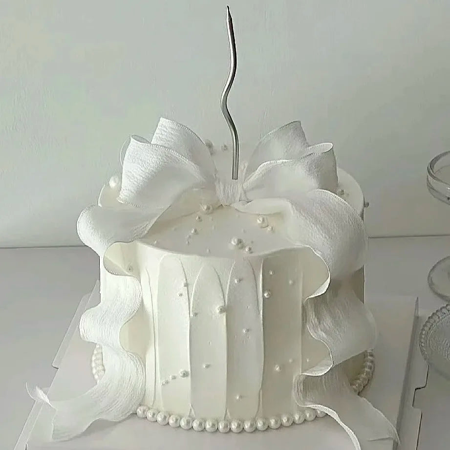 gâteau factice décoration mariage anniversaire noël valentin blanc rose rubans festive moderne