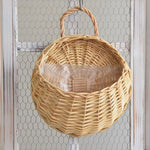 panier suspendu tressé rotin marron clair brun foncé gris rustique naturel crochets