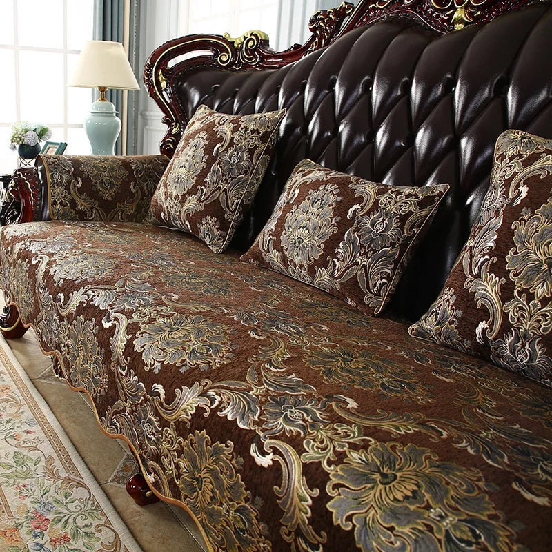 Ce canapé en cuir de luxe avec son motif baroque élégant et ses coussins décoratifs ajoute une touche sophistiquée et chaleureuse à cet intérieur élégant.