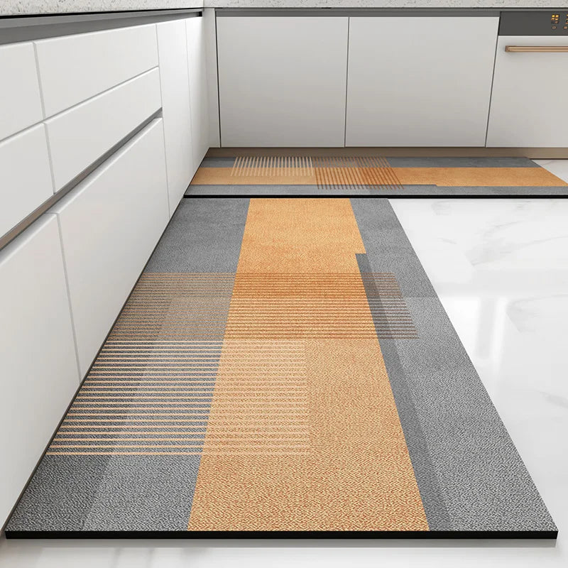 Le tapis de cuisine multicolore avec des motifs géométriques crée une atmosphère moderne et design dans cette cuisine.