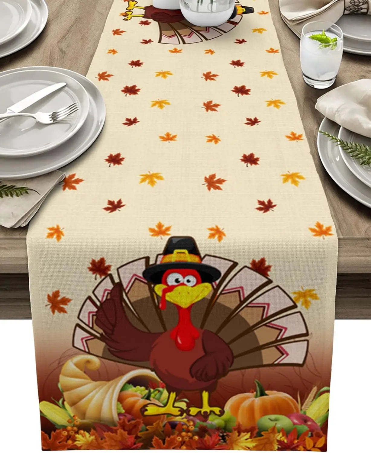 L'image montre une nappe de table de style automnal avec des feuilles d'érable multicolores, une composition de citrouilles, de maïs et un dindon stylisé portant un chapeau de pèlerin pour la fête de Thanksgiving.