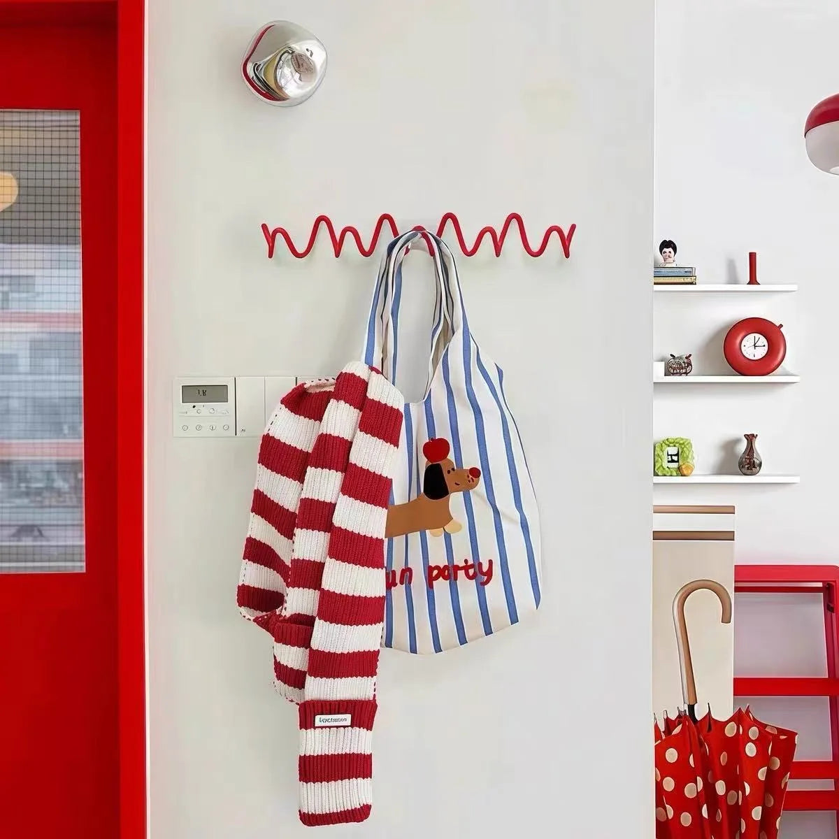 porte sacs mural rouge spirale moderne fixations vis sacs accessoires robuste métal