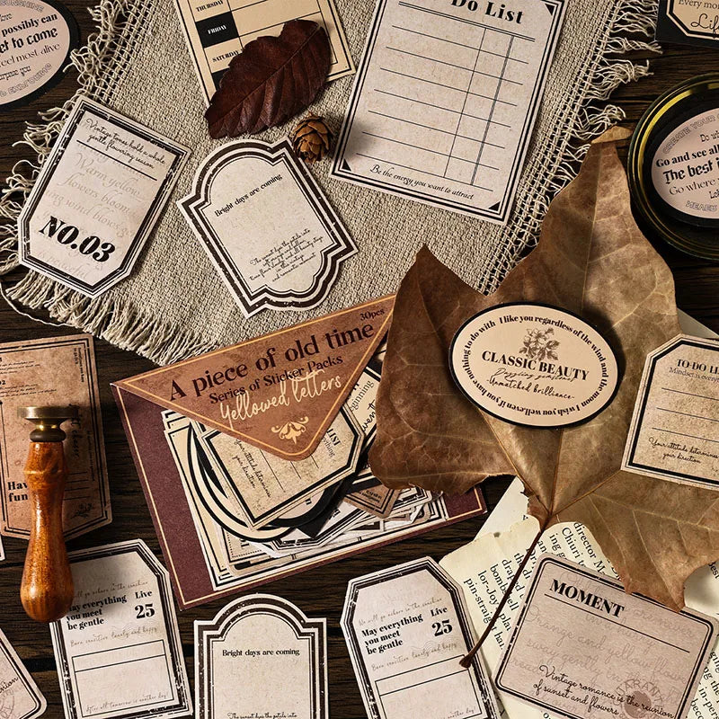 autocollants vintage rétro textes imprimés décoratifs boîte bois stylos loupes fleurs sèches livres