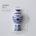 Vase décoratif en porcelaine bleu et blanc, orné de motifs floraux élégants.