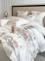 Détail de la broderie de fleurs sur la housse de couette