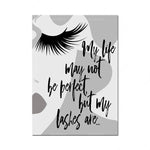 L'image montre une illustration en noir et blanc représentant des cils avec un texte disant "Ma vie peut ne pas être parfaite, mais mes cils le sont".