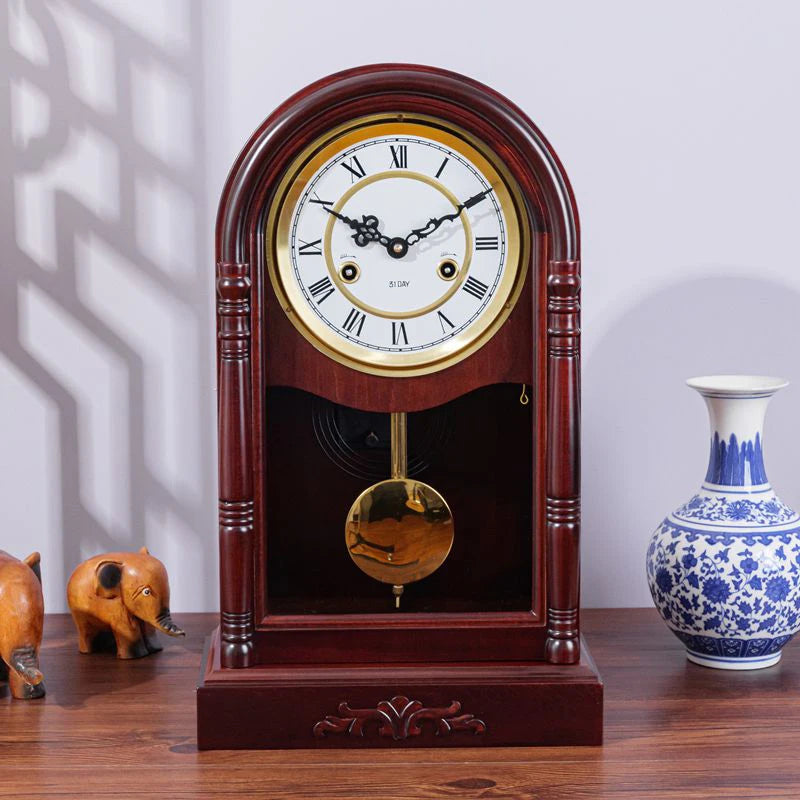 horloge table bois marron cadran blanc chiffres romains dorés classique vintage pendule métallique figurines