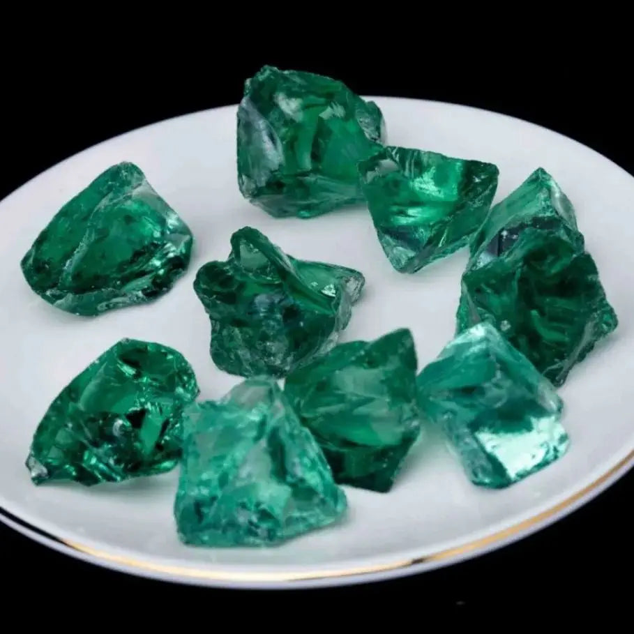 pierres précieuses artificielles vert émeraude facettées brillantes semi transparentes moderne