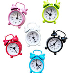 horloge réveil circulaire aiguille classique vintage métal rose rouge blanc bleu violet