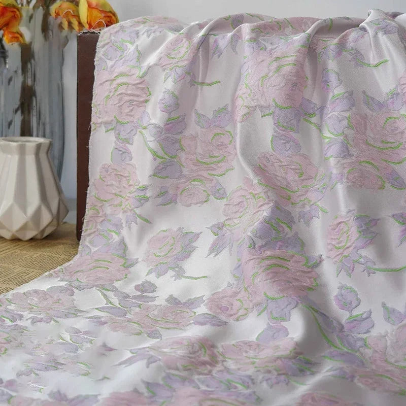 tissu polyester jacquard motifs floraux roses coloris blanc rose violet vert tissu brocart élégant