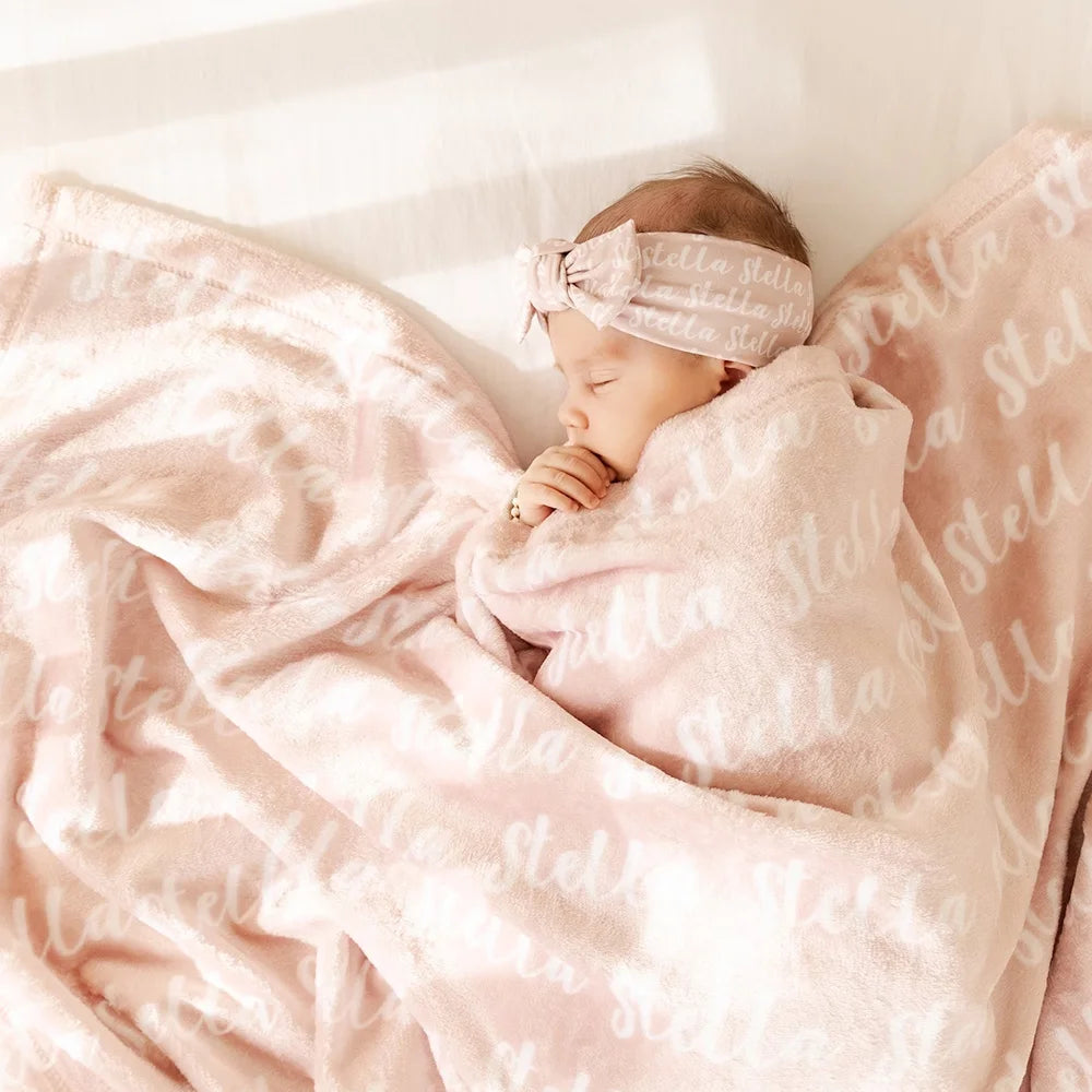 couverture bébé douce imprimée lettres blanches bleu clair rose pâle gris verte