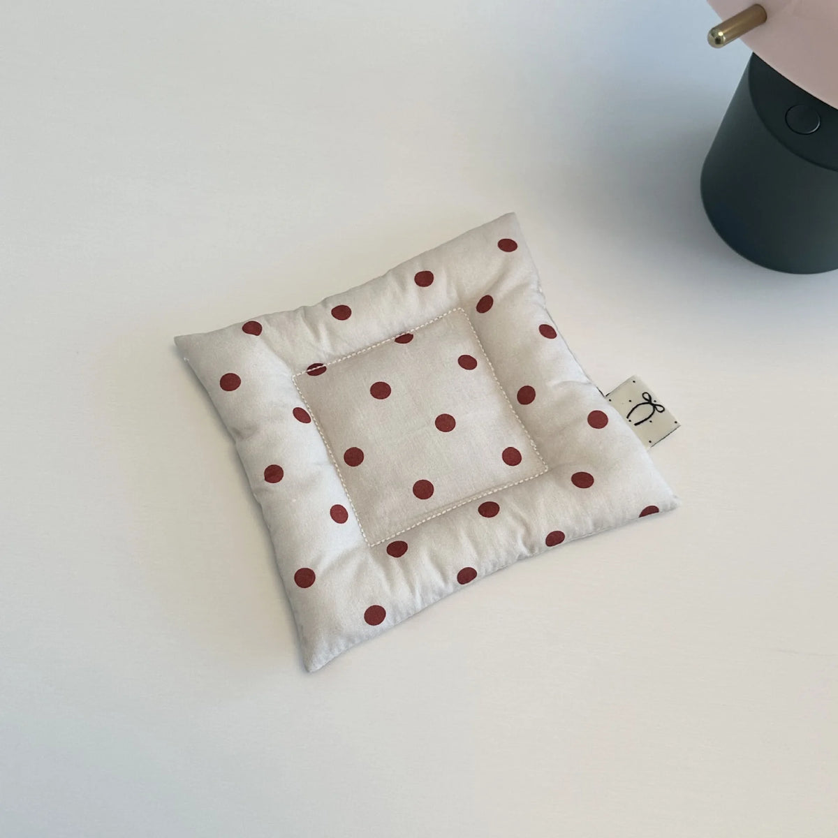 coussins protection tasses blanc gris clair beige rose pâle points classique opaques sans fixation