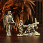 statues religieuses dorées texture métallique classique détails sculptés ailes motifs textiles ornement décoratif