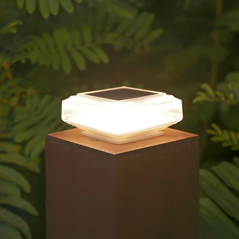 lampe solaire moderne blanche opaque extérieure autoallumage paysagiste écolo durable minimaliste jardin clôture