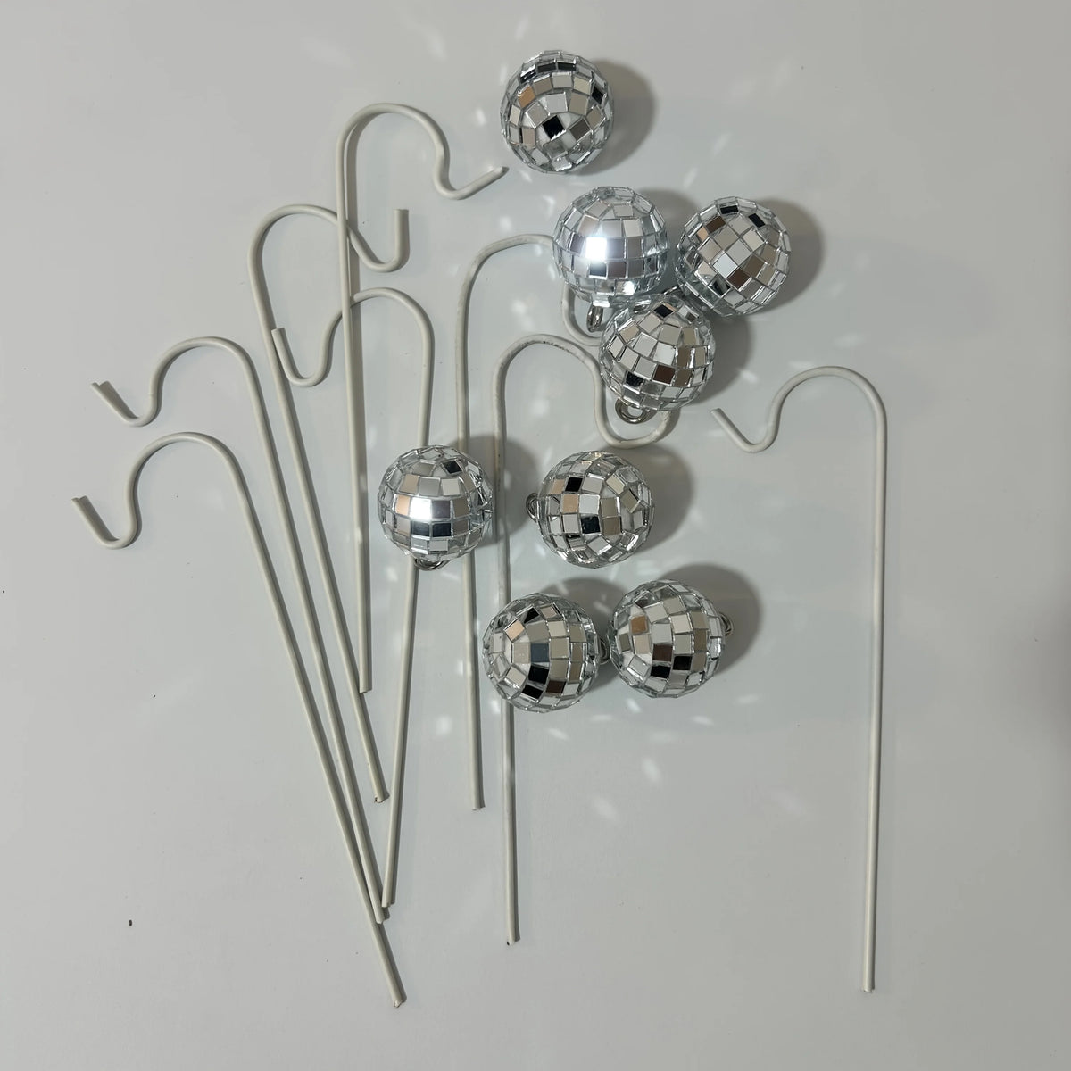 décorations jardin boules disco argentées miroir modernes fixations crochets métalliques brillantes opaques