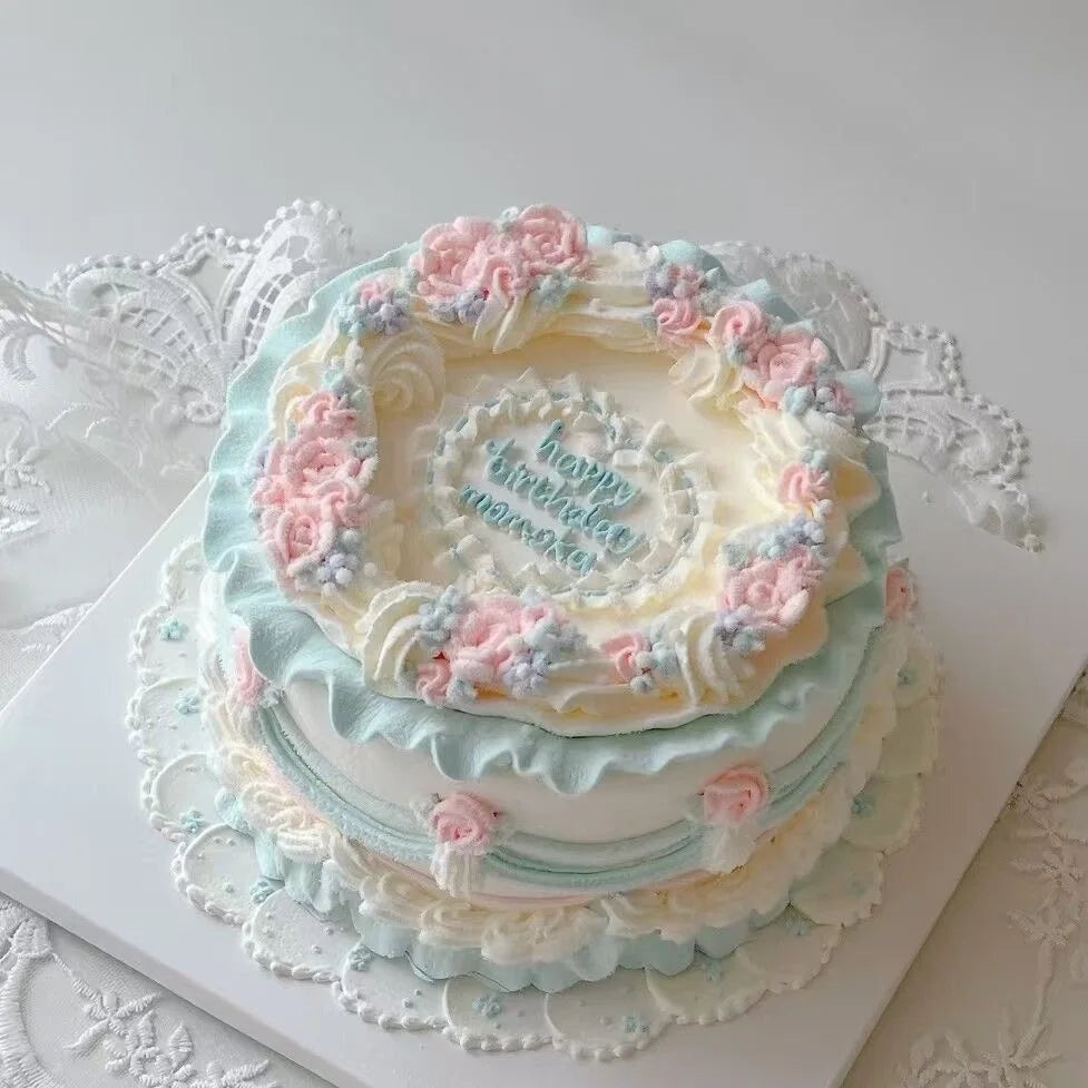 gâteau factice décoratif bleu fleurs rubans nœuds vitrine anniversaire mariage décoration fête plastique