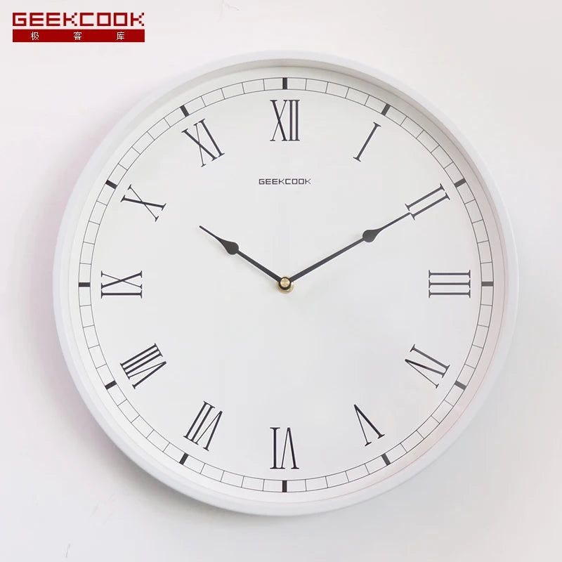 horloge murale dorée aiguilles romains noirs fond blanc moderne salon quartz