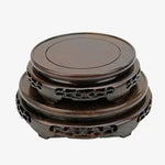 support vase bois marron foncé texture naturelle classique découpes décoratives artisanal circulaire exposant fleur