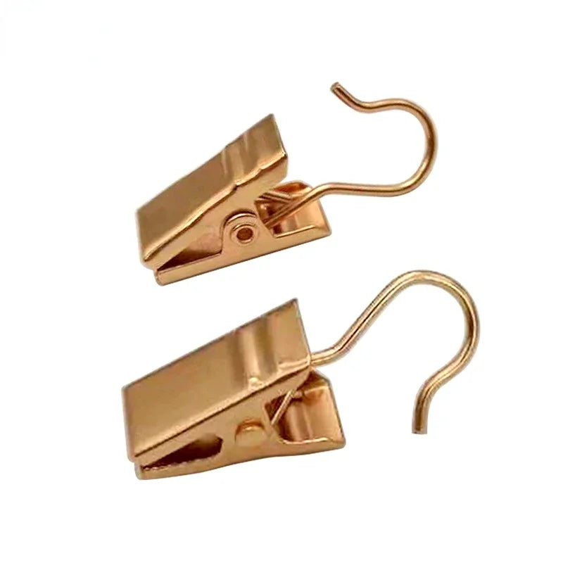 Crochets de rideau installés sur une fenêtre avec rideau polonais