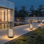 Installation facile de la lampe solaire dans un espace vert