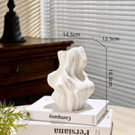 vase porcelaine blanc noir moderne sculptural abstrait plis irréguliers strié fleurs