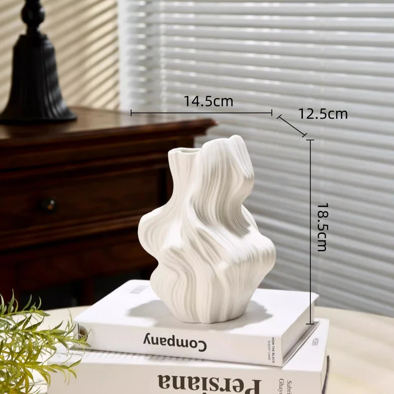 vase porcelaine blanc noir moderne sculptural abstrait plis irréguliers strié fleurs