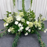 décoration mariage arrangement floral roses blanches hortensias verts anthuriums feuillage dense élégant romantiqueextérieur