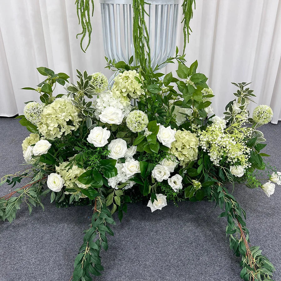 décoration mariage arrangement floral roses blanches hortensias verts anthuriums feuillage dense élégant romantiqueextérieur