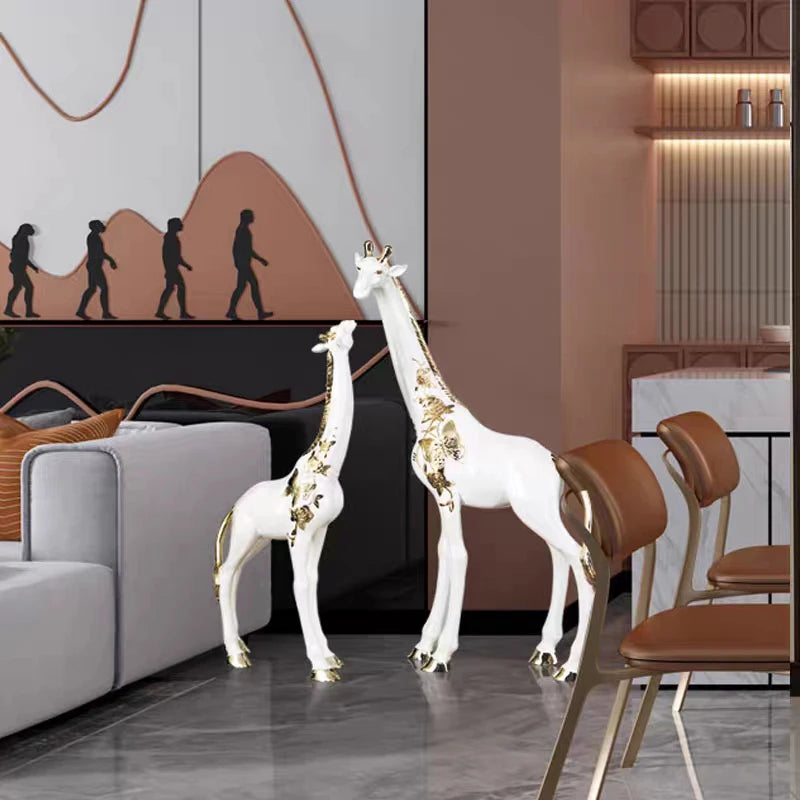 Girafe décorative 88cm posée sur sol en bois