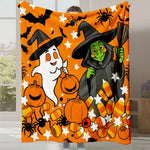 Couverture de Halloween avec des personnages de dessin animé, des citrouilles, des chauves-souris et des étoiles sur un fond orange vif.