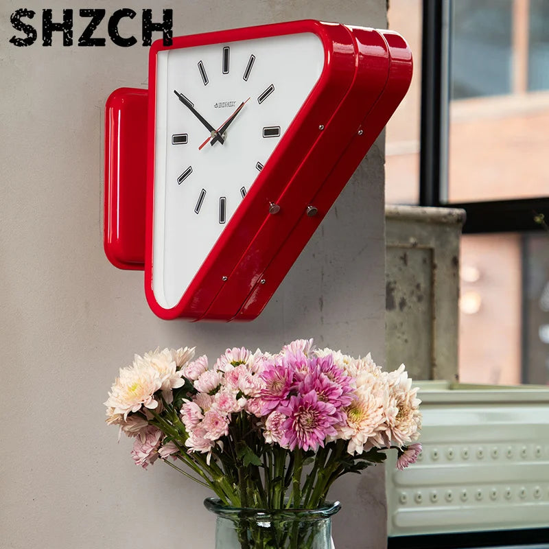 horloge murale triangulaire vintage rouge noir aiguille métal brillant fixée mur industriel