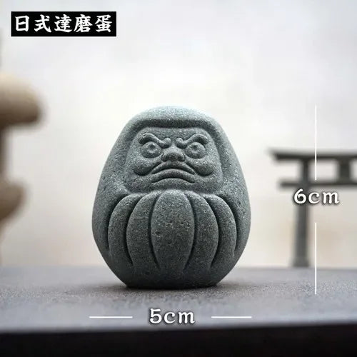 statue daruma gris relief sculpté artisanal traditionnel maison décoration bouddhiste