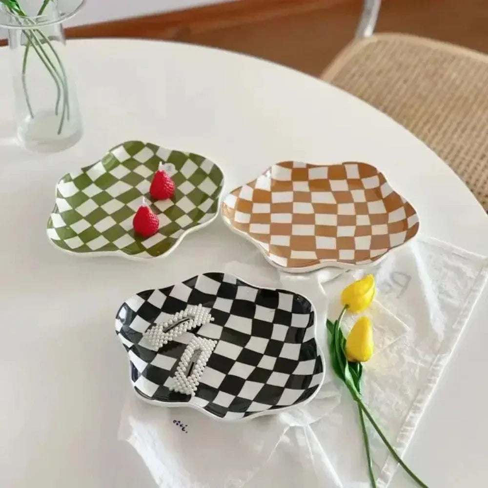 assiettes carreaux géométriques moderne noir blanc vert olive marron clair rangement bijoux décoratif