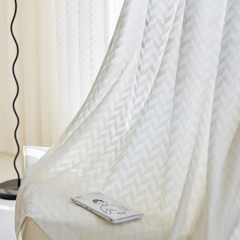 Vue rapprochée de la texture tissée du rideau en polyester