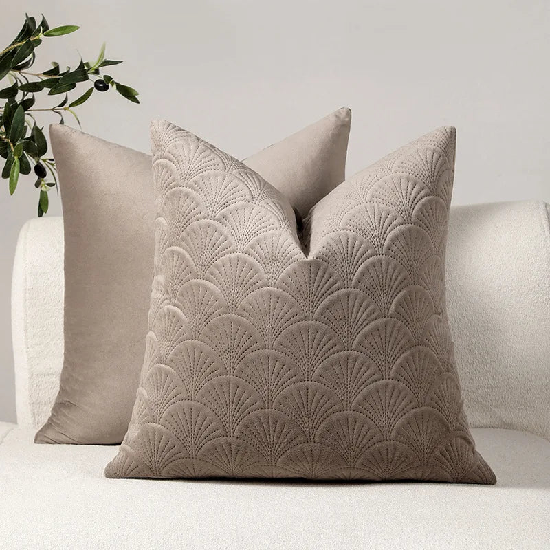 coussins carrés élégants texture plumes couleurs bordeaux blanc marron gris moderne