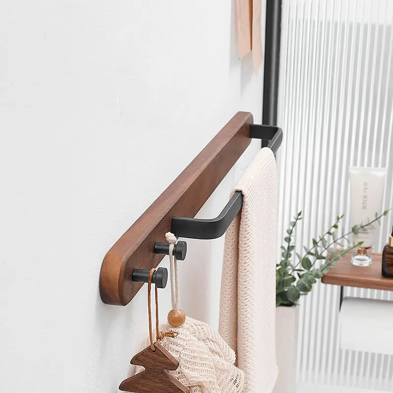 Porte-serviettes en bois brûlé rustique avec crochet métallique suspendu sur un mur de salle de bain