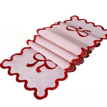 table chemin blanc rouge ruban brodé bordure dentelée classique mariage fête mères saint valentin
